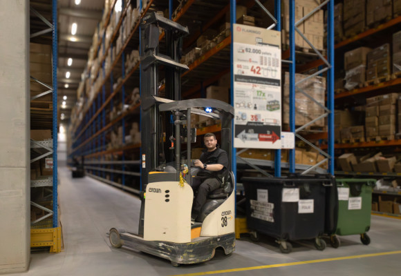 Magazijnmedewerker met focus op reachtruck Magazijnmedewerker met focus op reachtruck